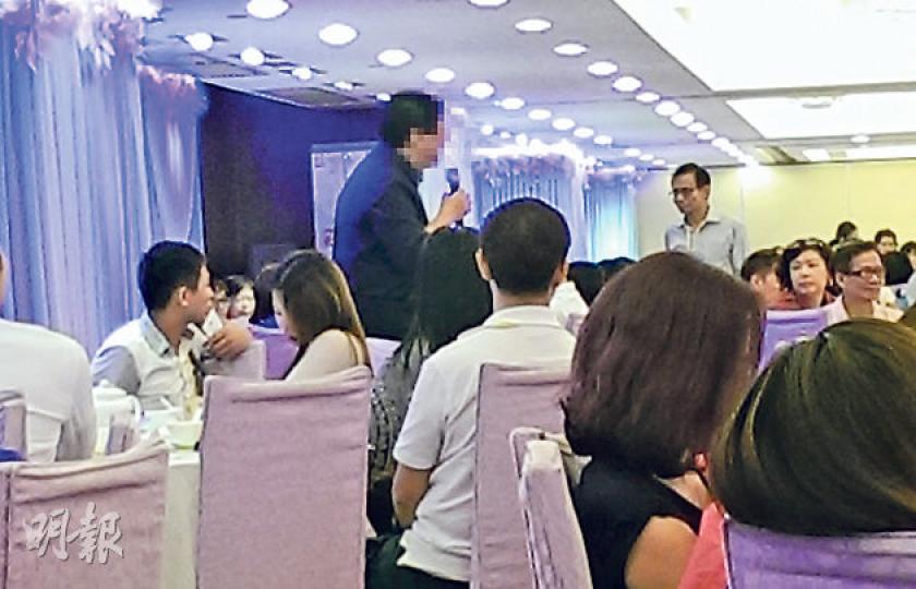 本報記者去年9月出席涉事拍賣網舉辦的茶敘,約有200人參加,創辦人(持咪者)承認公司缺乏資金,聲稱正洽談一個基金注資20億元,希望在場的會員忍耐,但有會員忍不住追問,電子分何時才可折現。(明報記者攝) 本報記者去年9月出席涉事拍賣網舉辦的茶敘,約有200人參加,創辦人(持咪者)承認公司缺乏資金,聲稱正洽談一個基金注資20億元,希望在場的會員忍耐,但有會員忍不住追問,電子分何時才可折現。(明報記者攝)