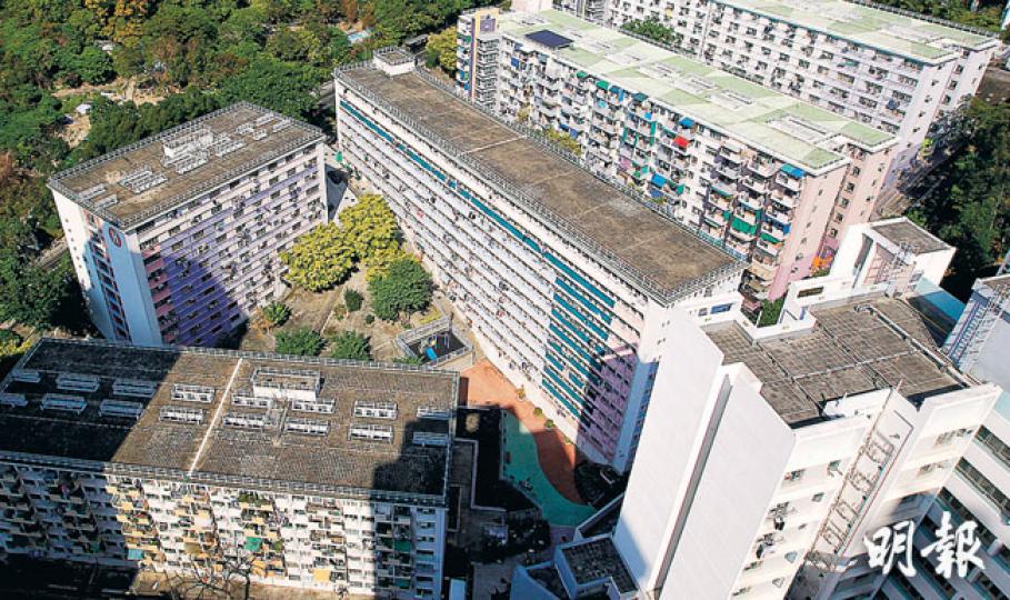 現時有5幢樓宇、樓齡介乎50至53年的香港仔漁光邨,據悉政府已向房協批出一幅位於石排灣的地皮作遷置用途,重建計劃如箭在弦。(郭慶輝攝)政府將在施政報告為「豐富資助置業模式」提出政策方向,包括考慮在重建公務員合作社上引入混合發展模式是否可行。圖為土瓜灣靠背壟道的公務員合作社。 (葉家豪攝)(明報製圖) 現時有5幢樓宇、樓齡介乎50至53年的香港仔漁光邨,據悉政府已向房協批出一幅位於石排灣的地皮作遷置用途,重建計劃如箭在弦。(郭慶輝攝)政府將在施政報告為「豐富資助置業模式」提出政策方向,包括考慮在重建公務員合作社上引入混合發展模式是否可行。圖為土瓜灣靠背壟道的公務員合作社。 (葉家豪攝)(明報製圖)