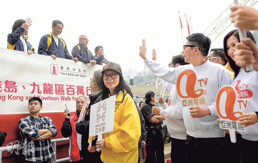昨晨的公益金活動中,亞視派出公關人員希望特首梁振英(上方左二)為該台節目《ATV這一家》錄影幾句說話為亞視打氣,梁振英笑一笑後離開,沒答應要求。圖為亞視執行董事葉家寶(右二)向特首揮手。(余俊亮攝) 昨晨的公益金活動中,亞視派出公關人員希望特首梁振英(上方左二)為該台節目《ATV這一家》錄影幾句說話為亞視打氣,梁振英笑一笑後離開,沒答應要求。圖為亞視執行董事葉家寶(右二)向特首揮手。(余俊亮攝)