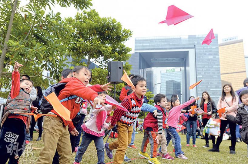 轄下有7間長全日幼園的信義會,昨安排豎立心願樹、放紙飛機(圖)及拋彩虹傘等親子活動,表達爭取長全日免費幼兒教育的訴求。(余俊亮攝)雙職家長葉先生(後左)和太太(後右)表示,若只有一人工作,家庭收入將不足應付開支,家中亦無親友可代為照顧兩名女兒,故女兒需就讀長全日幼園。葉太批評政府一面鼓勵婦女就業,但不全額資助全日制幼兒教育,做法矛盾。(余俊亮攝) 轄下有7間長全日幼園的信義會,昨安排豎立心願樹、放紙飛機(圖)及拋彩虹傘等親子活動,表達爭取長全日免費幼兒教育的訴求。(余俊亮攝)雙職家長葉先生(後左)和太太(後右)表示,若只有一人工作,家庭收入將不足應付開支,家中亦無親友可代為照顧兩名女兒,故女兒需就讀長全日幼園。葉太批評政府一面鼓勵婦女就業,但不全額資助全日制幼兒教育,做法矛盾。(余俊亮攝)
