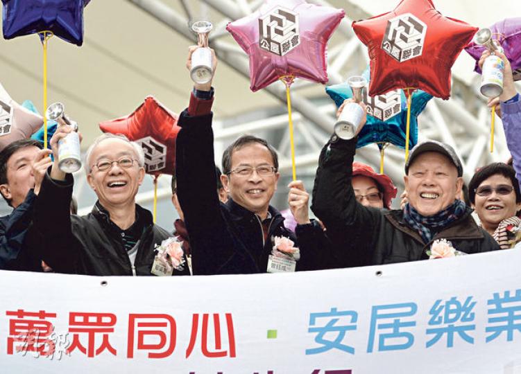 立法會主席曾鈺成(中)昨出席公屋聯會「萬眾同心.安居樂業.健步行」起步禮後表示,希望泛民主派議員可以就政改與政府展開對話。(盧翊銘攝) 立法會主席曾鈺成(中)昨出席公屋聯會「萬眾同心.安居樂業.健步行」起步禮後表示,希望泛民主派議員可以就政改與政府展開對話。(盧翊銘攝)