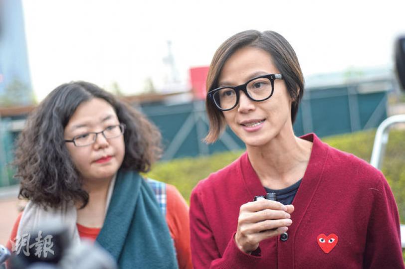 文化監暴成員、歌手何韻詩(右)被問到是否會組黨參選立法會時回應說,需要多點時間思考,才可給予明確的答覆。她亦鼓勵市民應先登記做選民。(盧翊銘攝)文化監暴昨在金鐘添馬公園舉行「凝聚傘粉.自由的筆」活動,聲援早前在牆上畫花而被捕的14歲女童。有家長帶同小孩參加,用粉筆在地上畫畫。(盧翊銘攝) 文化監暴成員、歌手何韻詩(右)被問到是否會組黨參選立法會時回應說,需要多點時間思考,才可給予明確的答覆。她亦鼓勵市民應先登記做選民。(盧翊銘攝)文化監暴昨在金鐘添馬公園舉行「凝聚傘粉.自由的筆」活動,聲援早前在牆上畫花而被捕的14歲女童。有家長帶同小孩參加,用粉筆在地上畫畫。(盧翊銘攝)