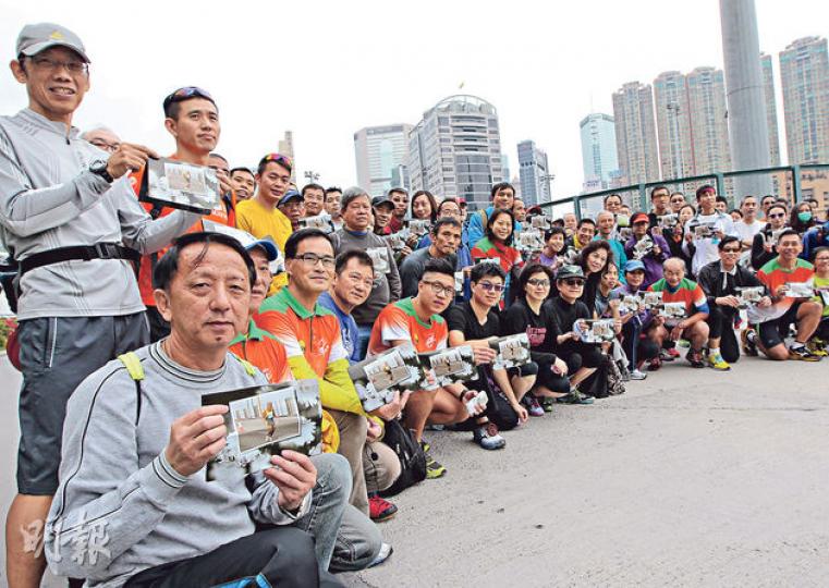 近30名馬拉松跑手昨聚首跑馬地練習場,以緩跑兩圈方式紀念葉伯。(李澤彤攝) 近30名馬拉松跑手昨聚首跑馬地練習場,以緩跑兩圈方式紀念葉伯。(李澤彤攝)