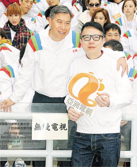 無綫集團行政總裁李寶安跟亞視執行董事葉家寶齊齊亮相慈善活動。(攝影:梁迺楠、孫華中)葉家寶率亞視隊高舉「迎難而上」的字牌,有市民在旁叫「加油」,又跟葉家寶握手。(攝影:梁迺楠、孫華中) 無綫集團行政總裁李寶安跟亞視執行董事葉家寶齊齊亮相慈善活動。(攝影:梁迺楠、孫華中)葉家寶率亞視隊高舉「迎難而上」的字牌,有市民在旁叫「加油」,又跟葉家寶握手。(攝影:梁迺楠、孫華中)