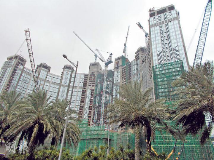 新濠影匯料於今年第三季投入運作。在建築物的中間設有阿拉伯數目字「8」字的空心位,項目並以全亞洲最高的摩天輪作賣點。(陳偉燊攝) 新濠影匯料於今年第三季投入運作。在建築物的中間設有阿拉伯數目字「8」字的空心位,項目並以全亞洲最高的摩天輪作賣點。(陳偉燊攝)