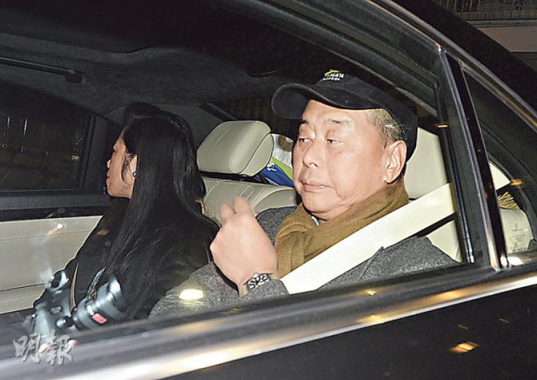 壹傳媒創辦人黎智英（右）昨離開大宅時未有回應被擲燃燒彈事件。（余俊亮攝）