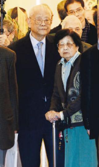 前港區人大代表吳康民(左)舉行新書發布會,佢同太太(右)特意喺門口等候迎接特首梁振英。(劉焌陶攝) 吳康民新書《「佔中」是怎樣煉成的?》。(劉焌陶攝) 前港區人大代表吳康民(左)舉行新書發布會,佢同太太(右)特意喺門口等候迎接特首梁振英。(劉焌陶攝) 吳康民新書《「佔中」是怎樣煉成的?》。(劉焌陶攝)
