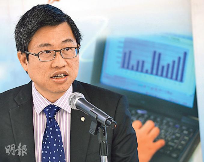 生產力促進局電腦保安事故協調中心高級顧問梁兆昌提醒市民，黑客除入侵網絡攝影機盜取個人資料，亦開始騎劫寬頻路由器，甚至電視機頂盒作殭屍電腦以發動網絡攻擊。（劉焌陶攝）