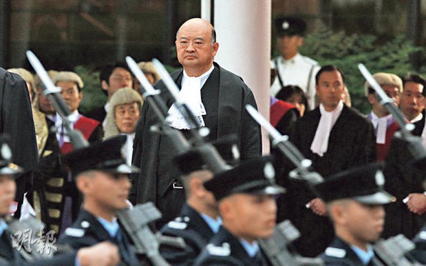 終審法院首席法官馬道立昨在法律年度開啟儀式時檢閱儀仗隊,他在演辭中強調,法官審案時,不會受政治等因素影響。他其後在記者會上重申,法庭獨立於立法會,獨立於政府。(林俊源攝) 終院首席法官馬道立(圖)在記者會開始前表明帶備「貓紙」,簡介演說內容。至於法庭判決會否直接或間接受政治因素影響,他斬釘截鐵道:「absolutely not(絕不會).」(盧翊銘攝) 今年法律年度開啟典禮昨在大會堂舉行,超過190名法官、司法人員及資深大律師穿上特別服飾參與,聚首一堂。終審法院首席法官馬道立、律政司長袁國強、大 終審法院首席法官馬道立昨在法律年度開啟儀式時檢閱儀仗隊,他在演辭中強調,法官審案時,不會受政治等因素影響。他其後在記者會上重申,法庭獨立於立法會,獨立於政府。(林俊源攝) 終院首席法官馬道立(圖)在記者會開始前表明帶備「貓紙」,簡介演說內容。至於法庭判決會否直接或間接受政治因素影響,他斬釘截鐵道:「absolutely not(絕不會).」(盧翊銘攝) 今年法律年度開啟典禮昨在大會堂舉行,超過190名法官、司法人員及資深大律師穿上特別服飾參與,聚首一堂。終審法院首席法官馬道立、律政司長袁國強、大