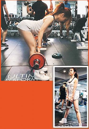 演唱會舉行在即，G.E.M.做好自己本分努力keep fit，希望屆時以最佳狀態示人。穿上小背心的她又趷pat，還無意間曬出驕人身段。（微博圖片） G.E.M.操練有成果，大方騷小纖腰。（微博圖片）