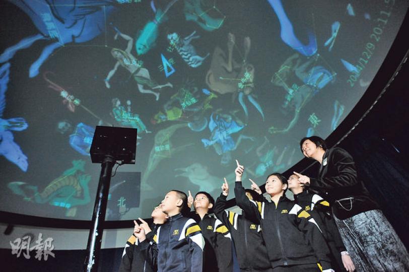學校的天文館於落成時為東南亞第一間民辦數碼天文館,巨型天幕令學生可以親身感受星空的奇妙。(胡景禧攝) 天文館有多種儀器,讓同學探索星空。(胡景禧攝) 沙呂小自設室內恆溫游泳池,讓學生在最熟悉的環境下學習游泳。(胡景禧攝) 薛鳳鳴校長非常重視家校合作,她逢周五上午9至12時會開放校長室。如家長有任何意見或教養上的疑問,都歡迎跟她見面。(胡景禧攝) 學校的動感小息長達半小時,學生可選擇到彈牀玩耍。(胡景禧攝) 在色彩繽紛的英語室上課,同學都特別精神。(胡景禧攝) 學校設有健身室,供BMI不達標的同學 學校的天文館於落成時為東南亞第一間民辦數碼天文館,巨型天幕令學生可以親身感受星空的奇妙。(胡景禧攝) 天文館有多種儀器,讓同學探索星空。(胡景禧攝) 沙呂小自設室內恆溫游泳池,讓學生在最熟悉的環境下學習游泳。(胡景禧攝) 薛鳳鳴校長非常重視家校合作,她逢周五上午9至12時會開放校長室。如家長有任何意見或教養上的疑問,都歡迎跟她見面。(胡景禧攝) 學校的動感小息長達半小時,學生可選擇到彈牀玩耍。(胡景禧攝) 在色彩繽紛的英語室上課,同學都特別精神。(胡景禧攝) 學校設有健身室,供BMI不達標的同學