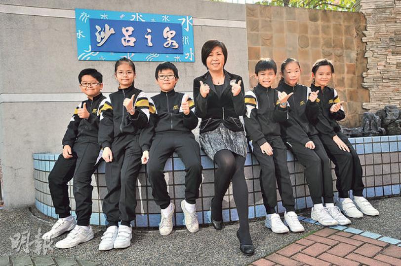 薛校長表示，希望打造學生成為4F學生。（胡景禧攝） 沙呂小引入平板電腦學習已有多年，學生在使用時已非常熟練。（胡景禧攝） 學生在圖書館認真閱讀。（胡景禧攝） 學生林肇其（左）及江芷林（右）。（胡景禧攝）