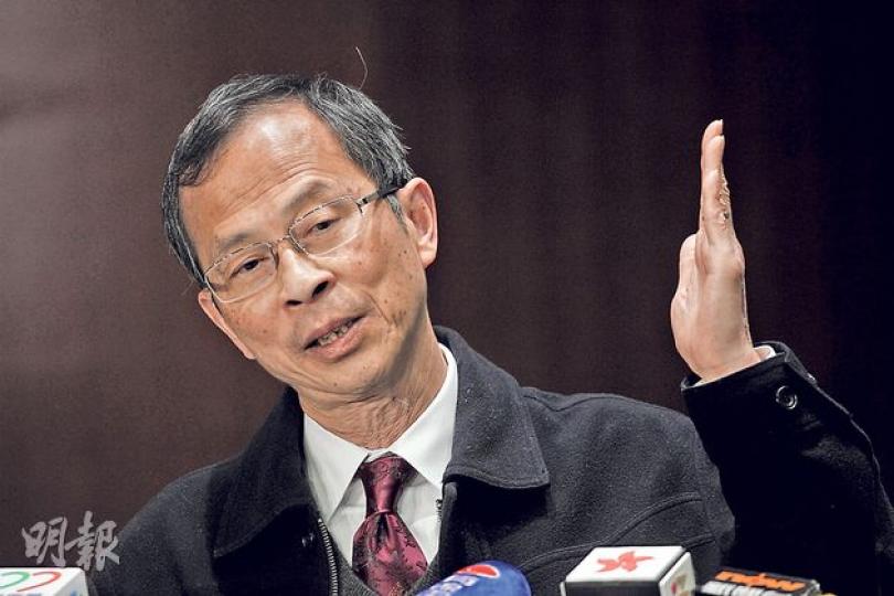 立法會主席曾鈺成表示,會確保官員今日進出立法會大樓時安全順利。(李紹昌攝)特首梁振英今晨到立法會宣讀《施政報告》,團體如公民黨、社民連等今晨會到現場抗議爭取普選。立法會示威區昨已放置大量鐵馬,並以鐵鏈扣上,防範有人衝擊。(李紹昌攝) 立法會主席曾鈺成表示,會確保官員今日進出立法會大樓時安全順利。(李紹昌攝)特首梁振英今晨到立法會宣讀《施政報告》,團體如公民黨、社民連等今晨會到現場抗議爭取普選。立法會示威區昨已放置大量鐵馬,並以鐵鏈扣上,防範有人衝擊。(李紹昌攝)