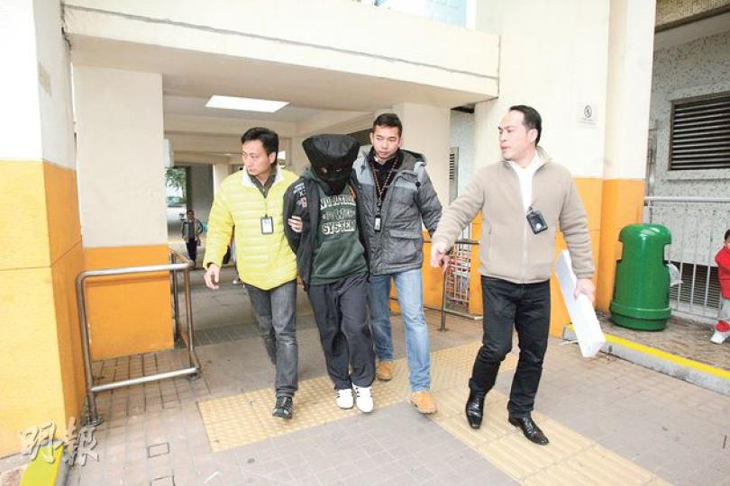 17歲中六男生疑在所住大廈梯間投擲燃燒彈被捕,警方將調查他是否涉及壹傳媒案。 (伍浦鋒攝)富昌邨富悅樓20樓梯間周日被人投擲燃燒彈,防煙門及牆壁熏黑。(伍浦鋒攝)探員檢走一批可製燃燒彈的物料,包括3公升消毒火酒(右)及兩個玻璃樽(左)等。(伍浦鋒攝)探員在被捕男生寓所搜出金屬氣槍、伸縮警棍及自製伸縮刀等。(伍浦鋒攝) 17歲中六男生疑在所住大廈梯間投擲燃燒彈被捕,警方將調查他是否涉及壹傳媒案。 (伍浦鋒攝)富昌邨富悅樓20樓梯間周日被人投擲燃燒彈,防煙門及牆壁熏黑。(伍浦鋒攝)探員檢走一批可製燃燒彈的物料,包括3公升消毒火酒(右)及兩個玻璃樽(左)等。(伍浦鋒攝)探員在被捕男生寓所搜出金屬氣槍、伸縮警棍及自製伸縮刀等。(伍浦鋒攝)