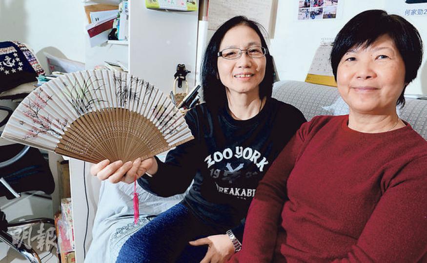 現年55歲的吳寶華（左）及61歲的盧惠兒（右），去年中隨聖雅各福群會的「拉闊假期」體驗另類工作假期，體驗韓國農村生活，住進無冷氣、無熱水的農民民居，更要「撥扇」消暑，但她表示，經歷7日6夜旅程後，發現年齡不是障礙，「原來我哋都可以」。（劉焌陶攝）