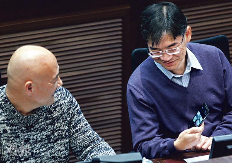 人稱「怪醫」嘅醫學界議員梁家騮(右)雖然問題唔多,但其實喺議會都幾「活躍」。話說噚日立法會衛生事務委員會特別會議傾自願醫保計劃,怪醫都有出席,仲不斷玩手機,最少持續15分鐘,又同人民力量陳偉業(左)有講有笑。(郭慶輝攝) 人稱「怪醫」嘅醫學界議員梁家騮(右)雖然問題唔多,但其實喺議會都幾「活躍」。話說噚日立法會衛生事務委員會特別會議傾自願醫保計劃,怪醫都有出席,仲不斷玩手機,最少持續15分鐘,又同人民力量陳偉業(左)有講有笑。(郭慶輝攝)