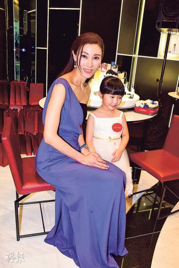 李嘉欣在活動上拖實楊鎧凝的手影合照，即時母愛氾濫。（攝影：梁迺楠）