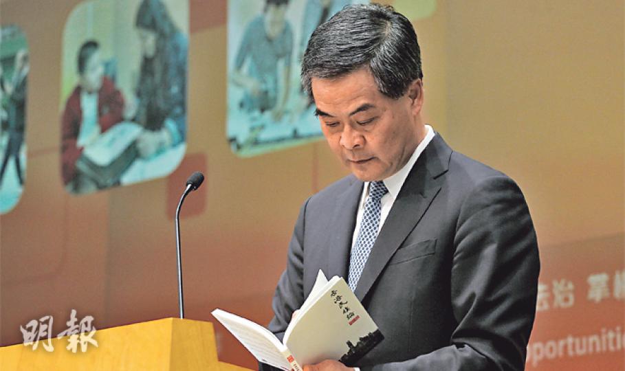 特首梁振英昨日多次出席公開場合，除了帶着《施政報告》，更帶同他稱要「警惕」的《學苑》書籍《香港民族論》，並在下午舉行的記者會拿出該書，讀出他指為「錯誤」的主張。梁振英在施政報告稱《香港民族論》於2013年編印，但該書實於2014年9月初出版，並由2013年度學苑編委會編製。此外，在施政報告英文版本第27段，誤將人民幣的英文Renminbi寫錯成Renmenbi，「i」變「e」。本報昨晚翻閱報告的網上版，發現已經改正。（李紹昌攝）