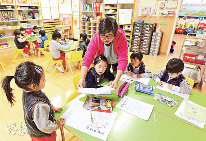 五邑工商總會張祝珊幼兒園幼稚園為10多名學童提供延長託兒服務,校長周慧珍說,即使只得一名幼童需要服務,同樣需廚師和教職員等人手配合。以該園為例,現時每月補貼數千元另聘託兒服務員(圖中粉紅衣者)。(李澤彤攝) 五邑工商總會張祝珊幼兒園幼稚園為10多名學童提供延長託兒服務,校長周慧珍說,即使只得一名幼童需要服務,同樣需廚師和教職員等人手配合。以該園為例,現時每月補貼數千元另聘託兒服務員(圖中粉紅衣者)。(李澤彤攝)