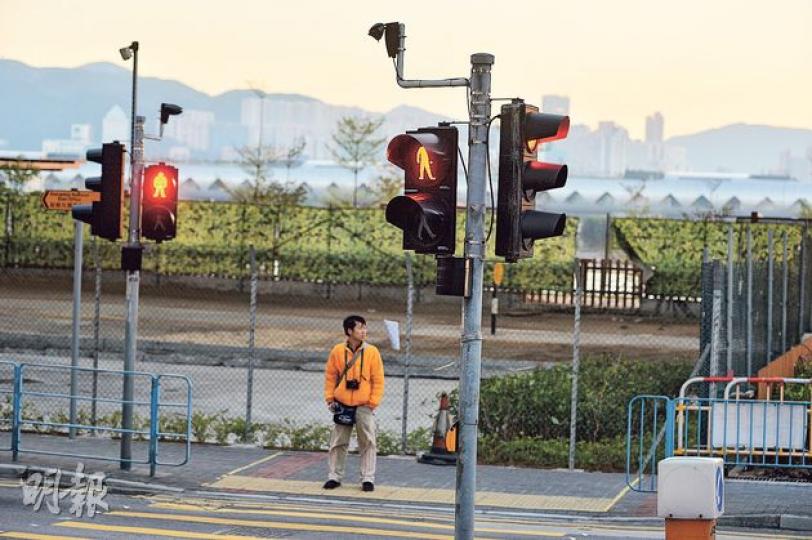 發展局起動九龍東辦事處去年於觀塘海濱道及勵業街交界，首次試驗裝設自動感應的智能交通燈，當行人走到感應器所偵測到的範圍，交通燈會自動轉綠燈，方便行人。（鄧宗弘攝）圖為智能交通燈的感應器。（鄧宗弘攝）