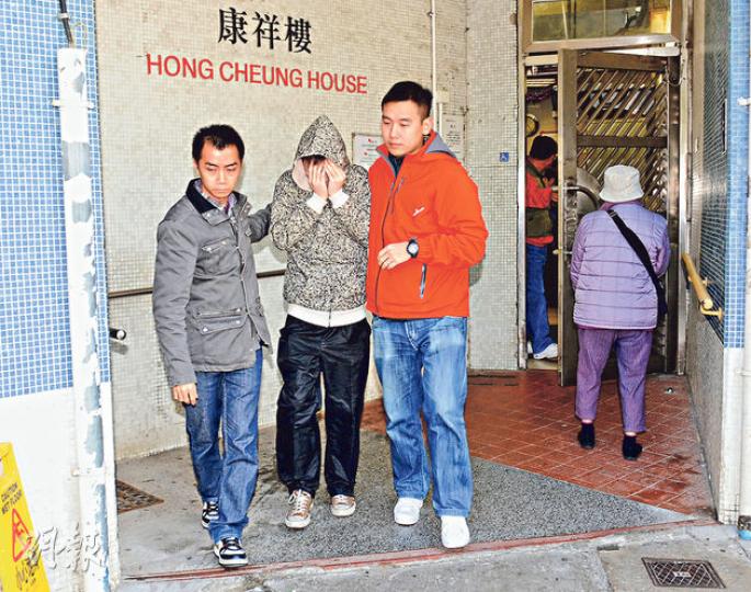 探員將涉嫌盜竊女裝內衣褲的青年（中）帶返長康邨寓所搜查，在單位檢獲一批來歷不明的女裝內衣褲。（蔡方山攝）居於青衣楓樹窩村地面樓層的居民，普遍把衣物晾曬於門外，讓竊匪有機可乘。（蔡方山攝）