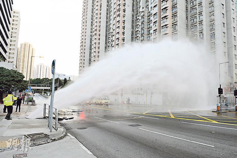 青衣鄉事會路地底一條地下鹹水管爆裂，水柱橫跨整條青衣鄉事會路4條行車線，射向對面翠怡花園部分低層單位。（蔡方山攝）