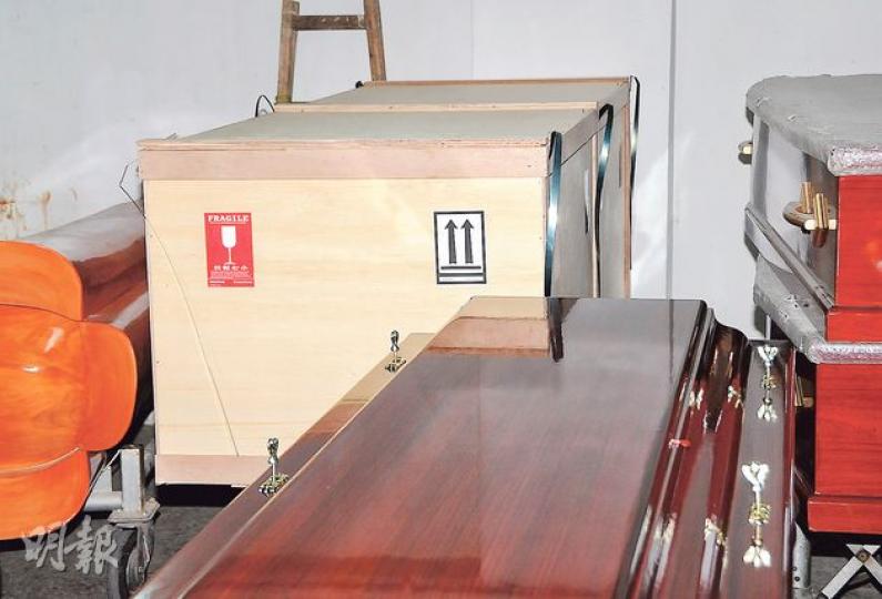 殯儀館的棺木存放區放置疑用作空運的棺木。（攝影：林祖傑）