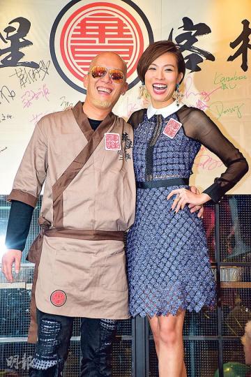 朱慧敏及Eddie拍拖現身，表現合拍，完全沒受Eddie被指在夜店識女仔而影響感情。（攝影：梁迺楠）梁漢文與老婆Karen出席《華星客棧》開張儀式。（攝影：梁迺楠）