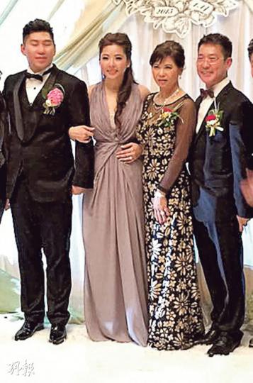 元彪夫婦跟女兒與女婿合照。(微博圖片)元彪女兒夏苡棓出嫁,跟丈夫戴肇廷好相襯。(攝影/記者:柯美)成龍被問及兒子房祖名時笑容變得牽強,只重覆說:「唔講啦!唔講啦!」(攝影/記者:柯美)洪金寶、高麗虹被乖孫洪大仁冧暈。(微博圖片)洪大仁搶咪唱生日歌,父母洪天明與周家蔚也阻不了。(攝影/記者:柯美)張學友參加喜宴沒準備上台唱歌。曾志偉話去飲宴做人情最實際。(攝影/記者:柯美)曾志偉(攝影/記者:柯美) 元彪夫婦跟女兒與女婿合照。(微博圖片)元彪女兒夏苡棓出嫁,跟丈夫戴肇廷好相襯。(攝影/記者:柯美)成龍被問及兒子房祖名時笑容變得牽強,只重覆說:「唔講啦!唔講啦!」(攝影/記者:柯美)洪金寶、高麗虹被乖孫洪大仁冧暈。(微博圖片)洪大仁搶咪唱生日歌,父母洪天明與周家蔚也阻不了。(攝影/記者:柯美)張學友參加喜宴沒準備上台唱歌。曾志偉話去飲宴做人情最實際。(攝影/記者:柯美)曾志偉(攝影/記者:柯美)