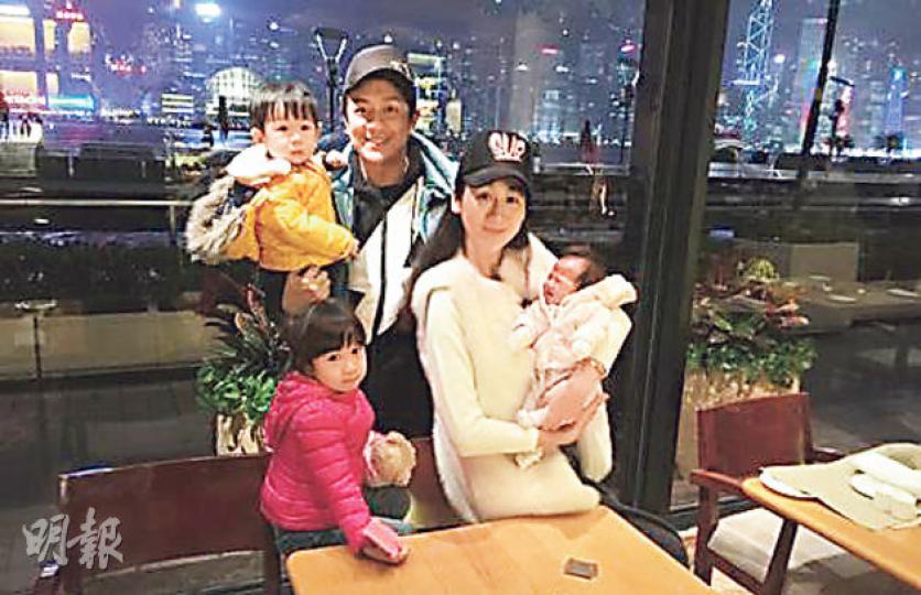 陳浩民的三女兒Isabella滿月,一家五口吃自助餐慶祝,非常溫馨!(微博圖片) 陳浩民的三女兒Isabella滿月,一家五口吃自助餐慶祝,非常溫馨!(微博圖片)