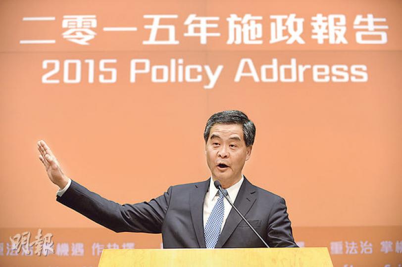 黃洪﹕空有基金,缺乏管治的意志、方法和技巧,難道特區政府弱得只剩下錢?單靠「誠意」,並不足以轉變民心。圖為特首梁振英發表任內第3份《施政報告》。(余俊亮攝) 黃洪﹕空有基金,缺乏管治的意志、方法和技巧,難道特區政府弱得只剩下錢?單靠「誠意」,並不足以轉變民心。圖為特首梁振英發表任內第3份《施政報告》。(余俊亮攝)