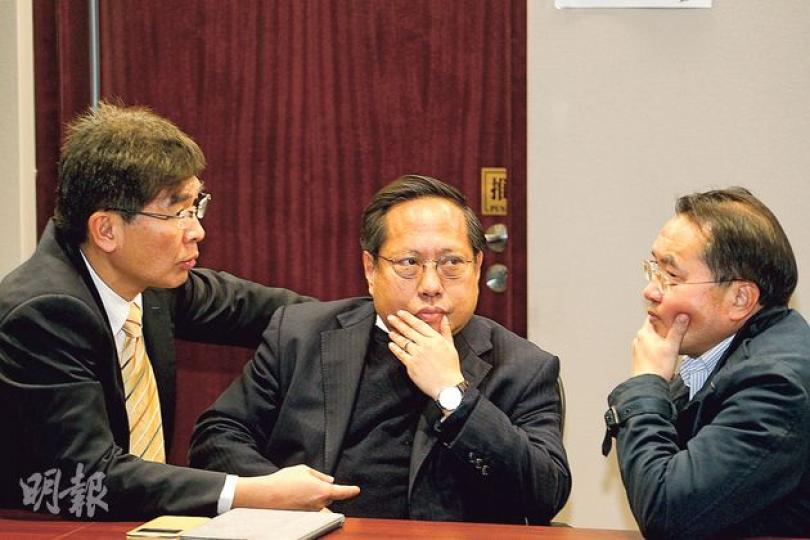 民主黨中委會昨晚開會討論何俊仁提出職辭公投事件,會前3名成員單仲偕(左起)、何俊仁及李永達,神情嚴肅地商議。民主黨會後決定今天召開黨內諮詢會,聽取黨員意見。(郭慶輝攝) 民主黨中委會昨晚開會討論何俊仁提出職辭公投事件,會前3名成員單仲偕(左起)、何俊仁及李永達,神情嚴肅地商議。民主黨會後決定今天召開黨內諮詢會,聽取黨員意見。(郭慶輝攝)
