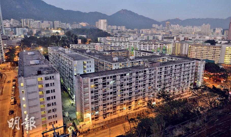 50年樓齡、有1600單位的石硤尾大坑西邨,目前有約1300多戶居民,大多為長者。由於大廈沒有升降機,不少單位已丟空,傍晚之時,一些單位漆黑一片。(鄧宗弘攝)李兆基表示,新屋苑名為「勤奮青年創業居所」。(李紹昌攝)陳先生贊成重建後以優惠價將單位賣給年輕人的建議,5000個單位是否足夠言之尚早, 但千萬不要像今次抽居屋那樣,以「爭崩頭」形式推出。(伍浦鋒攝)林先生贊成發展商以優惠價出售單位,但暫時因未有具體方案,包括仍未釐定購買資格,因此未能決定自己能否申請。(伍浦鋒攝)(明報製圖) 50年樓齡、有1600單位的石硤尾大坑西邨,目前有約1300多戶居民,大多為長者。由於大廈沒有升降機,不少單位已丟空,傍晚之時,一些單位漆黑一片。(鄧宗弘攝)李兆基表示,新屋苑名為「勤奮青年創業居所」。(李紹昌攝)陳先生贊成重建後以優惠價將單位賣給年輕人的建議,5000個單位是否足夠言之尚早, 但千萬不要像今次抽居屋那樣,以「爭崩頭」形式推出。(伍浦鋒攝)林先生贊成發展商以優惠價出售單位,但暫時因未有具體方案,包括仍未釐定購買資格,因此未能決定自己能否申請。(伍浦鋒攝)(明報製圖)