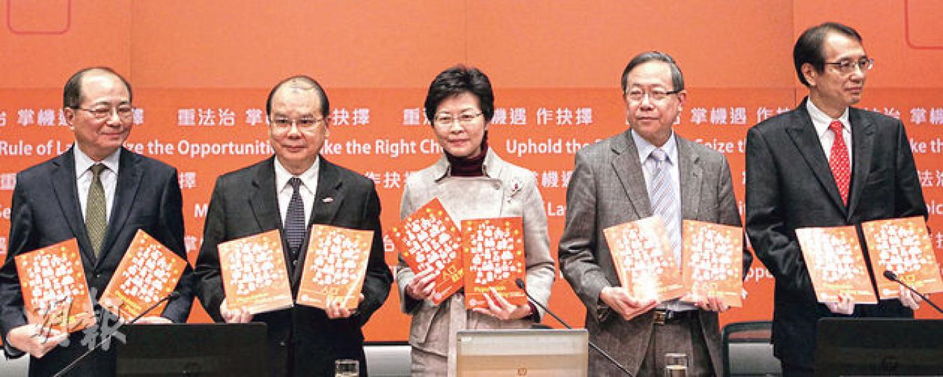 政務司長林鄭月娥(中)昨舉行《施政報告》人口政策記者會,強調本港在2018年起的勞動力逐步下降,需透過不同措施,包括輸入人才、釋放本地勞動力等應對,圖左起為教育局長吳克儉、勞工及福利局長張建宗、林鄭月娥、保安局長黎棟國、公務員事務局長鄧國威。(郭慶輝攝) 政務司長林鄭月娥(中)昨舉行《施政報告》人口政策記者會,強調本港在2018年起的勞動力逐步下降,需透過不同措施,包括輸入人才、釋放本地勞動力等應對,圖左起為教育局長吳克儉、勞工及福利局長張建宗、林鄭月娥、保安局長黎棟國、公務員事務局長鄧國威。(郭慶輝攝)