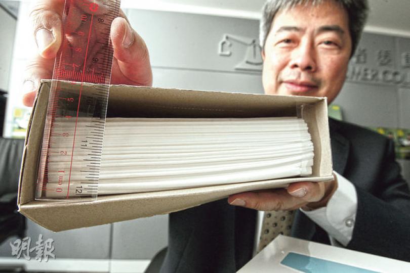 消委會副主席梁光漢表示,部分紙巾盒外表可能有誤導。他手上的紙巾外盒較其他紙巾高,但約7厘米高的紙巾盒中有2厘米高的空間。(李紹昌攝)(明報製圖) 消委會副主席梁光漢表示,部分紙巾盒外表可能有誤導。他手上的紙巾外盒較其他紙巾高,但約7厘米高的紙巾盒中有2厘米高的空間。(李紹昌攝)(明報製圖)