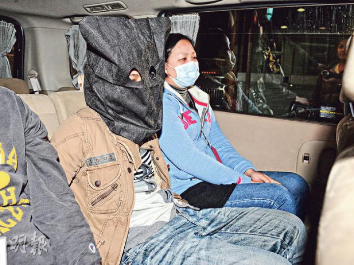 已離職的印傭攜帶1公斤可卡因被捕,由探員蒙頭押走(圖),今日在九龍城裁判法院提堂。 (圖2)為探員展示搜到的毒品。(蔡方山攝) 已離職的印傭攜帶1公斤可卡因被捕,由探員蒙頭押走(圖),今日在九龍城裁判法院提堂。 (圖2)為探員展示搜到的毒品。(蔡方山攝)