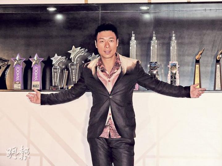 許志安憑主打歌《流淚行勝利道》橫掃共17個歌曲及男歌手獎,如此厲害當然要曬獎慶祝。(攝影/記者:孫慧莊) 許志安憑主打歌《流淚行勝利道》橫掃共17個歌曲及男歌手獎,如此厲害當然要曬獎慶祝。(攝影/記者:孫慧莊)