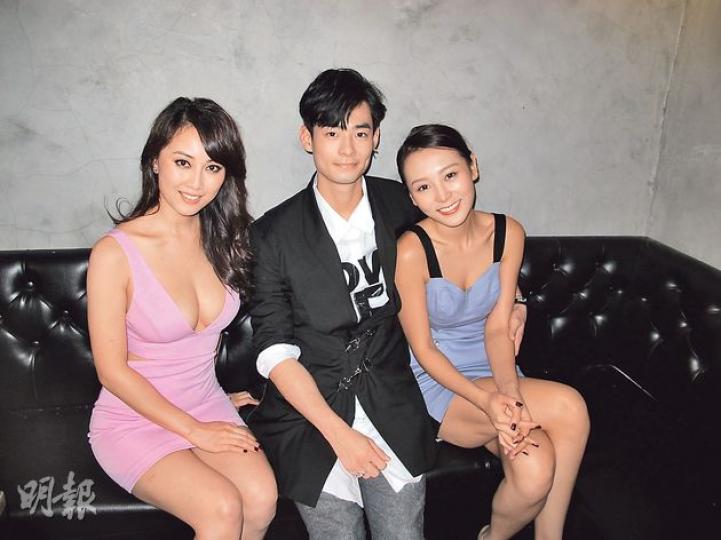 合照時,何浩文(中)攬着何佩瑜(右),谷胸上陣的袁嘉敏(左)跟他們保持距離,明顯格格不入。(攝影/記者:柯美) 合照時,何浩文(中)攬着何佩瑜(右),谷胸上陣的袁嘉敏(左)跟他們保持距離,明顯格格不入。(攝影/記者:柯美)