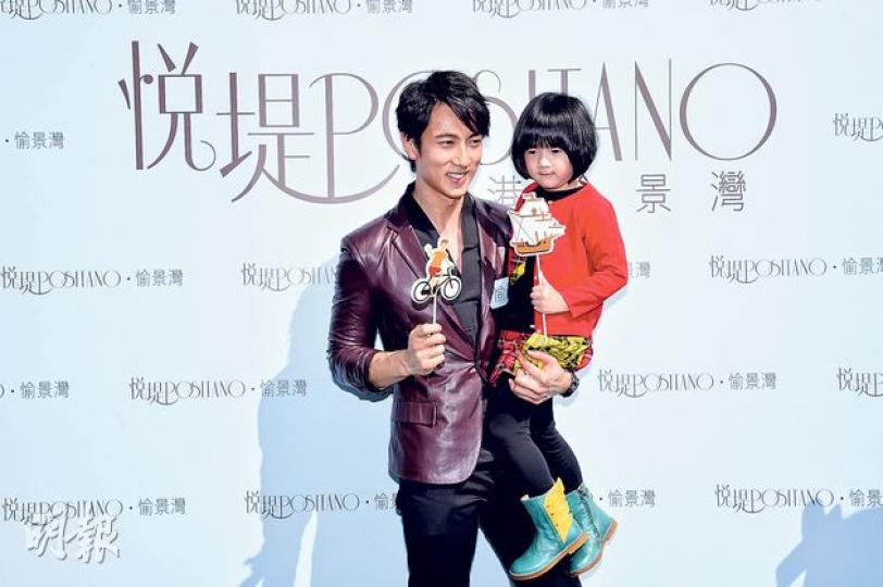吳尊抱着4歲愛女Nei Nei出席樓盤活動,Nei Nei面對傳媒鏡頭,總是低着頭十分怕醜。(攝影﹕梁迺楠)吳尊親吻愛女,場面溫馨。(攝影﹕梁迺楠)吳尊來港為樓盤宣傳,吸引大批傳媒採訪。(攝影﹕梁迺楠) 吳尊抱着4歲愛女Nei Nei出席樓盤活動,Nei Nei面對傳媒鏡頭,總是低着頭十分怕醜。(攝影﹕梁迺楠)吳尊親吻愛女,場面溫馨。(攝影﹕梁迺楠)吳尊來港為樓盤宣傳,吸引大批傳媒採訪。(攝影﹕梁迺楠)