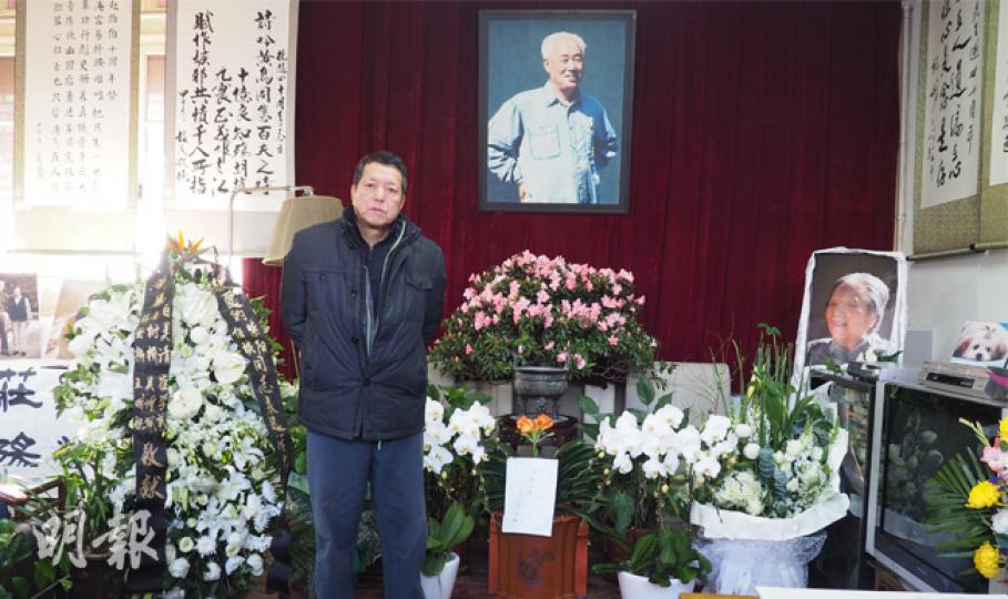 趙紫陽次子趙二軍表示，父親去世前已經是普通黨員一名，就應該按照老百姓的規格，給趙家自己操辦下葬事宜。（明報記者攝）曾在中央辦公廳工作過的學者吳稼祥為趙紫陽逝世10周年題詞。（明報記者攝）