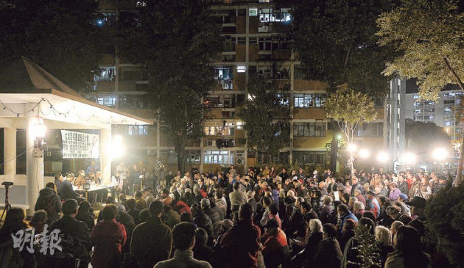 大坑西邨昨晚召開居民大會,商討持有大坑西邨的平民屋宇公司股東、恒地主席李兆基提出的重建計劃,逾百居民出席。大多居民堅持要獲原邨安置,不應因要重建青年置業房屋而受到影響。(余俊亮攝) 大坑西邨昨晚召開居民大會,商討持有大坑西邨的平民屋宇公司股東、恒地主席李兆基提出的重建計劃,逾百居民出席。大多居民堅持要獲原邨安置,不應因要重建青年置業房屋而受到影響。(余俊亮攝)
