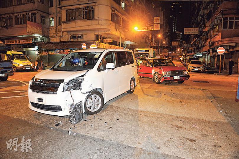 七人車司機疑沒留意路面情况,小路出大路時撞向一輛的士,兩車車頭損毁,事後停在現場。(蔡方山攝) 七人車司機疑沒留意路面情况,小路出大路時撞向一輛的士,兩車車頭損毁,事後停在現場。(蔡方山攝)
