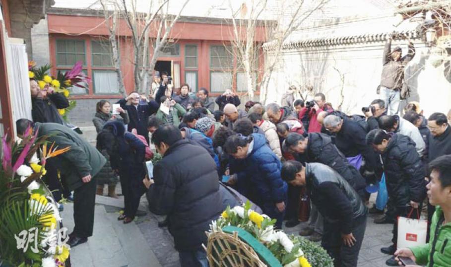 多名民眾前往趙紫陽北京故居弔唁,院子裏擠滿了人。(明報記者攝)天安門母親發起人丁子霖昨日被禁出門,她的花圈用快遞送達。(明報記者攝)毛澤東前秘書、今年99歲的李銳(中)昨日在趙紫陽家,帶着《明報》10年前關於趙紫陽逝世的頭版報道,與趙的女兒王雁南等一起閱讀。(明報記者攝)本港的六四紀念館於趙紫陽逝世十周年增設介紹趙紫陽生平展覽板。(鄧宗弘攝) 多名民眾前往趙紫陽北京故居弔唁,院子裏擠滿了人。(明報記者攝)天安門母親發起人丁子霖昨日被禁出門,她的花圈用快遞送達。(明報記者攝)毛澤東前秘書、今年99歲的李銳(中)昨日在趙紫陽家,帶着《明報》10年前關於趙紫陽逝世的頭版報道,與趙的女兒王雁南等一起閱讀。(明報記者攝)本港的六四紀念館於趙紫陽逝世十周年增設介紹趙紫陽生平展覽板。(鄧宗弘攝)