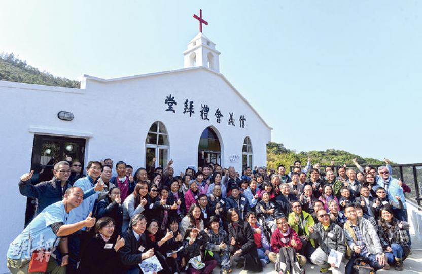 基督教香港信義會自2012年展開「活化恩青計劃」,將昔日的幼稚園、小學、禮拜堂(圖)、神職人員宿舍及救濟物品儲存庫,活化為全新的「鞍山探索館」,今年初完成第一期活化,正集資展開下一期。信義會昨日邀請昔日師生和村民聚首一堂,重遊舊地。(余俊亮攝)闊別逾50年,音樂科老師裘渝珠(左)與學生何春蓮(右)回到昔日的課室,兩人表現非常雀躍,進入課室後,二話不說回到舊時的座位,重溫當年片段。(余俊亮攝) 基督教香港信義會自2012年展開「活化恩青計劃」,將昔日的幼稚園、小學、禮拜堂(圖)、神職人員宿舍及救濟物品儲存庫,活化為全新的「鞍山探索館」,今年初完成第一期活化,正集資展開下一期。信義會昨日邀請昔日師生和村民聚首一堂,重遊舊地。(余俊亮攝)闊別逾50年,音樂科老師裘渝珠(左)與學生何春蓮(右)回到昔日的課室,兩人表現非常雀躍,進入課室後,二話不說回到舊時的座位,重溫當年片段。(余俊亮攝)