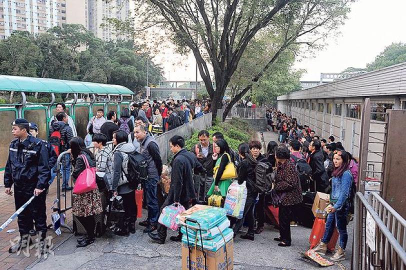 上水港鐵站昨日出現長達百米的人龍,排隊等候量度行李重量;現場所見,不少排隊者疑似水貨客,帶了大批日用品或尿片等貨物。 (樊銳昌攝)有水貨客因行李超重無法乘港鐵,轉乘的士,把大量行李塞滿車尾箱及車廂,有巿民投訴要等1.5小時才能登上的士。(樊銳昌攝) 上水港鐵站昨日出現長達百米的人龍,排隊等候量度行李重量;現場所見,不少排隊者疑似水貨客,帶了大批日用品或尿片等貨物。 (樊銳昌攝)有水貨客因行李超重無法乘港鐵,轉乘的士,把大量行李塞滿車尾箱及車廂,有巿民投訴要等1.5小時才能登上的士。(樊銳昌攝)