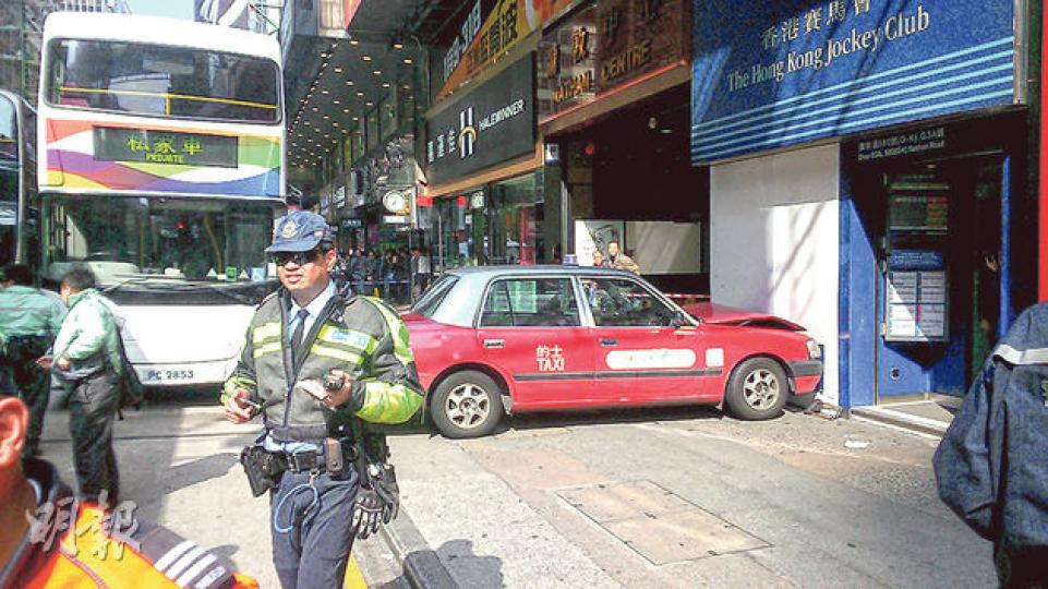 的士與巴士相撞後衝上行人路,直撼馬會投注站牆壁,的士事後打橫停在行人路上。(林智傑攝)內地男遊客(左)及時跳開避過衝上行人路之的士,其行李篋則被的士壓在牆上,嚴重變形。(林智傑攝) 的士與巴士相撞後衝上行人路,直撼馬會投注站牆壁,的士事後打橫停在行人路上。(林智傑攝)內地男遊客(左)及時跳開避過衝上行人路之的士,其行李篋則被的士壓在牆上,嚴重變形。(林智傑攝)