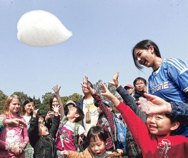 渣打馬拉松下周日舉行,大會昨在維園派選手包,場內設有攤位,供人自製馬拉松利市封及觀賞肥皂泡製作等,小孩看到如雲的肥皂泡都伸手欲摸一摸(圖)。(李紹昌攝) 渣打馬拉松下周日舉行,大會昨在維園派選手包,場內設有攤位,供人自製馬拉松利市封及觀賞肥皂泡製作等,小孩看到如雲的肥皂泡都伸手欲摸一摸(圖)。(李紹昌攝)