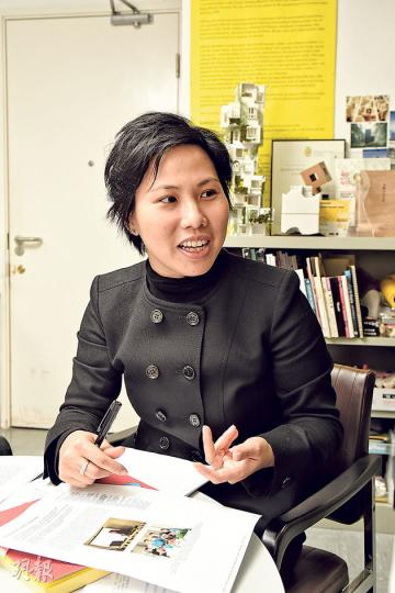 Tris Kee(祈宜臻)早前與其他城市研究者,編著We Own the City一書,分享各地的社區參與案例研究。(陳淑安攝)(明報製圖) Tris Kee(祈宜臻)早前與其他城市研究者,編著We Own the City一書,分享各地的社區參與案例研究。(陳淑安攝)(明報製圖)