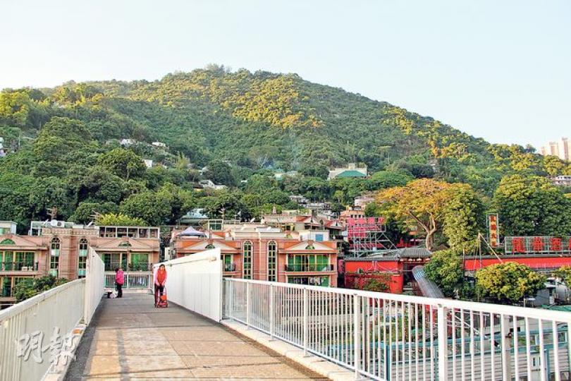 進入禾輋村必經的一道行人天橋,這裏可以看到整個山景。(寶兒攝)(寶兒攝)李香蘭(左)和劉智聰(右)(寶兒攝)白千層葉子(寶兒攝)(寶兒攝)(寶兒攝)走進龍華酒店的通道,也很有神秘色彩。(寶兒攝)前面的馬騮背着小馬騮,後面的則咬着木瓜,在屋頂飛奔而過。(寶兒攝) 進入禾輋村必經的一道行人天橋,這裏可以看到整個山景。(寶兒攝)(寶兒攝)李香蘭(左)和劉智聰(右)(寶兒攝)白千層葉子(寶兒攝)(寶兒攝)(寶兒攝)走進龍華酒店的通道,也很有神秘色彩。(寶兒攝)前面的馬騮背着小馬騮,後面的則咬着木瓜,在屋頂飛奔而過。(寶兒攝)