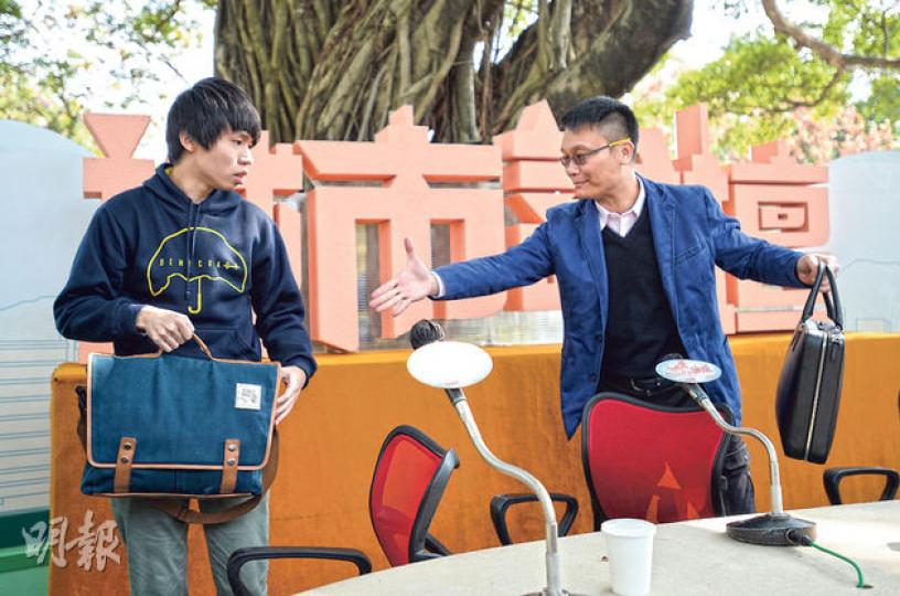 港大學生會前會長、現任新聞統籌專員馮煒光(右)與港大學生會刊物《學苑》前副總編輯王俊杰(左)昨應邀出席港台節目《城市論壇》,激辯港獨議題。馮煒光身穿深藍色外套;王俊杰就穿上印有黃傘圖案的衛衣,入場時亦高舉黃傘。二人離場時,馮煒光主動與王俊杰握手,王亦欣然接受。(盧翊銘攝) 港大學生會前會長、現任新聞統籌專員馮煒光(右)與港大學生會刊物《學苑》前副總編輯王俊杰(左)昨應邀出席港台節目《城市論壇》,激辯港獨議題。馮煒光身穿深藍色外套;王俊杰就穿上印有黃傘圖案的衛衣,入場時亦高舉黃傘。二人離場時,馮煒光主動與王俊杰握手,王亦欣然接受。(盧翊銘攝)